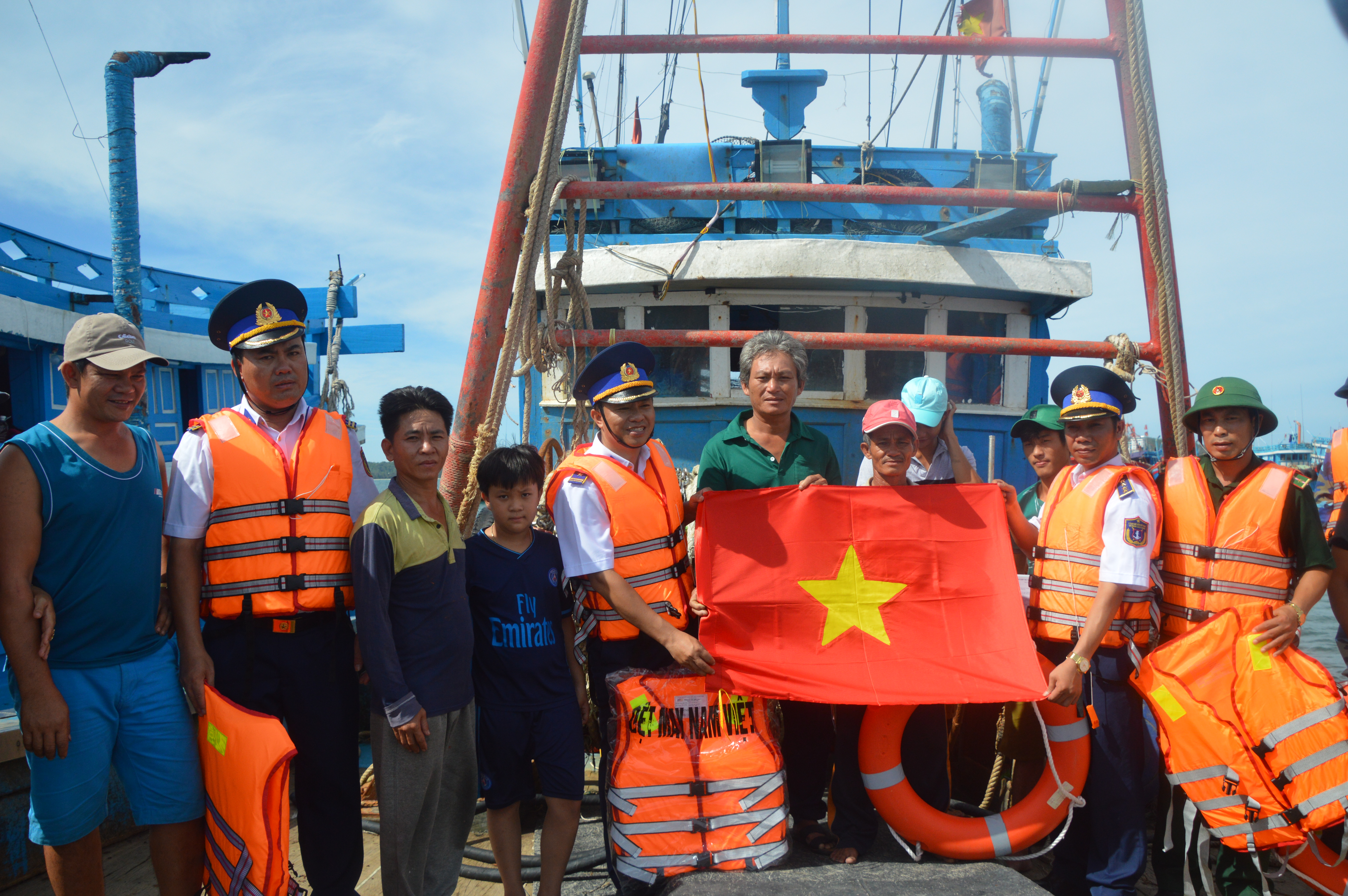 Xây dựng thế trận lòng dân vững chắc trên biển cả

